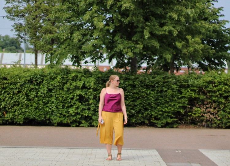 žlté bobuľové tóny kombinujú letný outfit