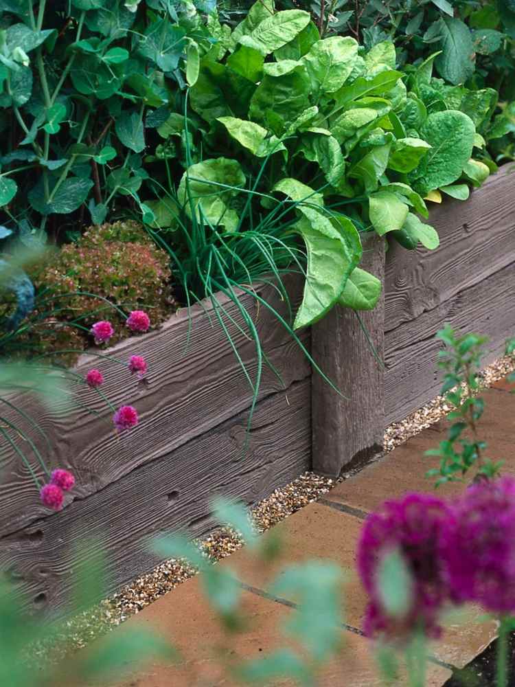 Posteľná konštrukcia-drevo-nízky-plot-vždyzelené-bylinky-nápady