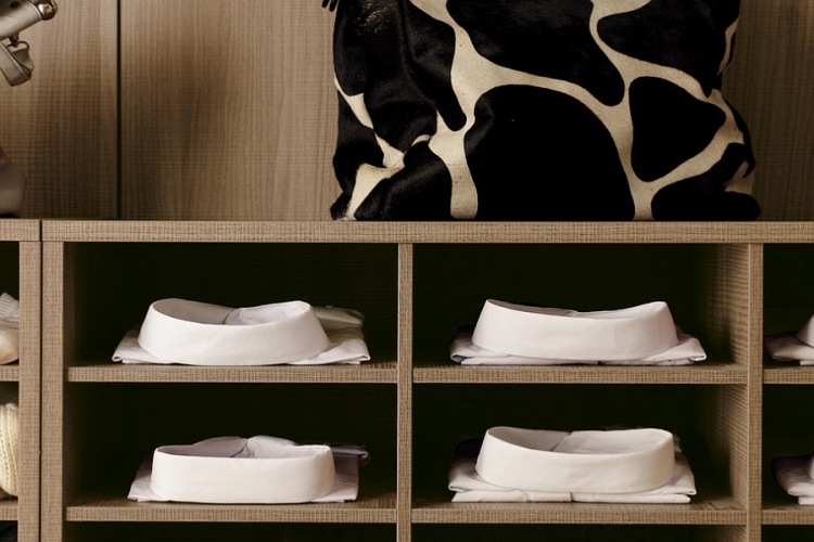 oddelené priehradky na košele úhľadne poskladané šatník-priehradky-košele-orech-drevo