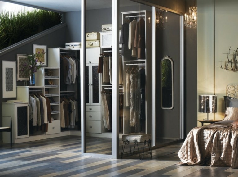 Procházka-šatník-zostava-vlastná-spálňa-sklenené dvere-oddelené-nápady
