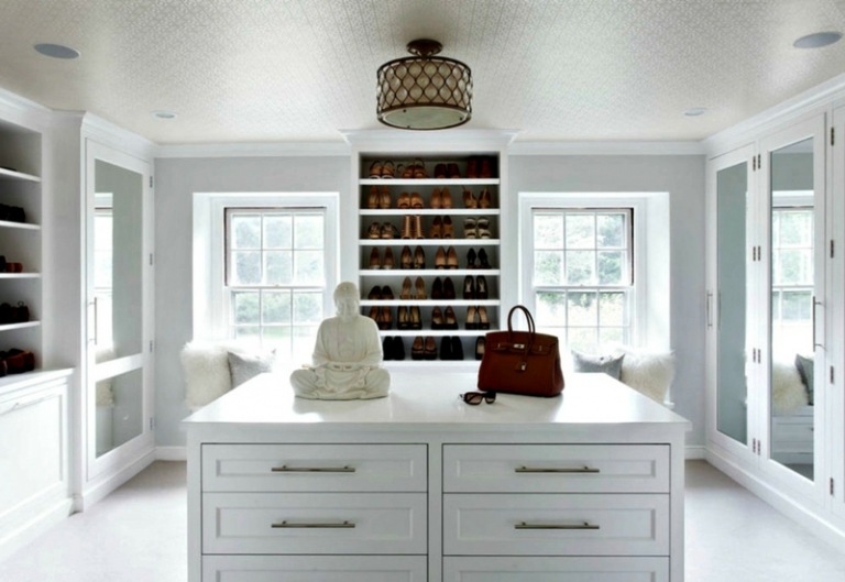 Procházka do šatníka-postavte si-moderné-puristické-úplne biele