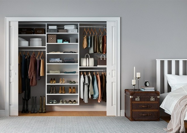 dámske oblečenie v rebríkovej posteli v šedej farbe