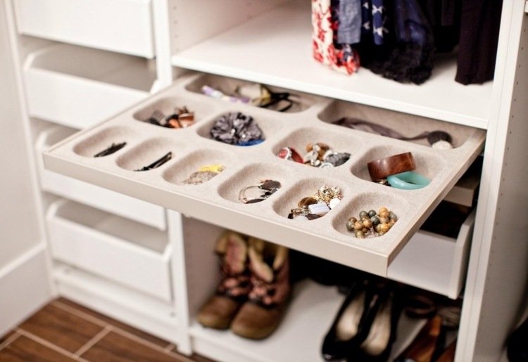 Organizéry na šperky, náramkové hodinky a malé časti zaisťujú prehľadnosť vstavaná skriňa-zostava-vlast-zásuvka-organizér-šperky-drobnosti