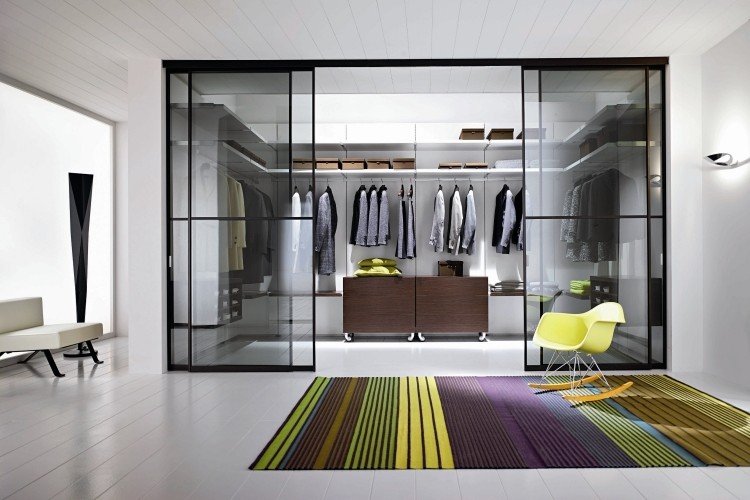 moderný dizajn - šatník s priehľadnými posuvnými dverami Vstavaná skriňa-zostrojte si-svoje-sklenené-posuvné-dvere-koberec-žlto-purpurovo-plastchair-hojdacie kreslo
