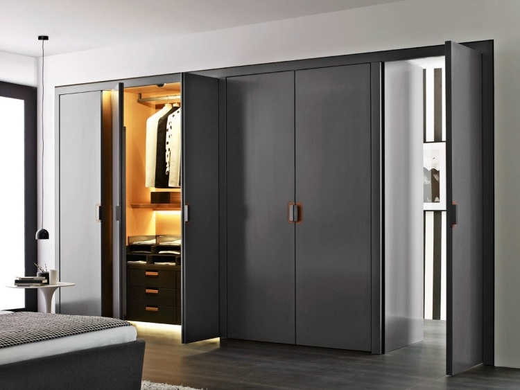 Vstavaná skriňa s jednoduchými dverami v antracitovej šedej farbe a úchytkami Šatníkový systém-moderná-skriňa-dvere-spálňa-nepriame-osvetlenie