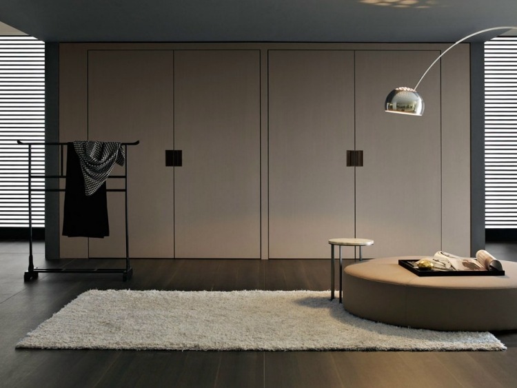 elegantná spálňa so vstavanou skriňou v sivohnedom a matnom vzhľade Vchodový šatník-moderná-hnedá-sivá-matná-optika-jednoduchý