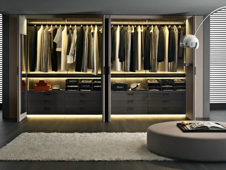 nepriame osvetlenie s teplým svetlom a praktickým rozložením systém šatníková skriňa-moderné-usporiadanie otvorených dverí-nepriame-osvetlenie