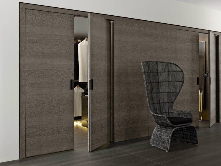 šatník walk-in-šatník-systém-moderné-tmavé-kreslo-prútené-skriňové-dvere-sivé