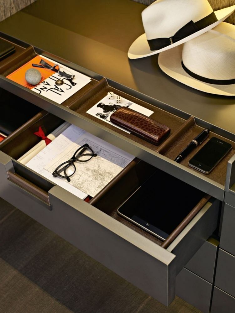 malé a veľké priehradky a zásuvky na organizované skladovanie šatník-systém-moderné-priehradky-zásuvky-úložný priestor-antracitová-sivá-tmavo-hnedá-klobúky