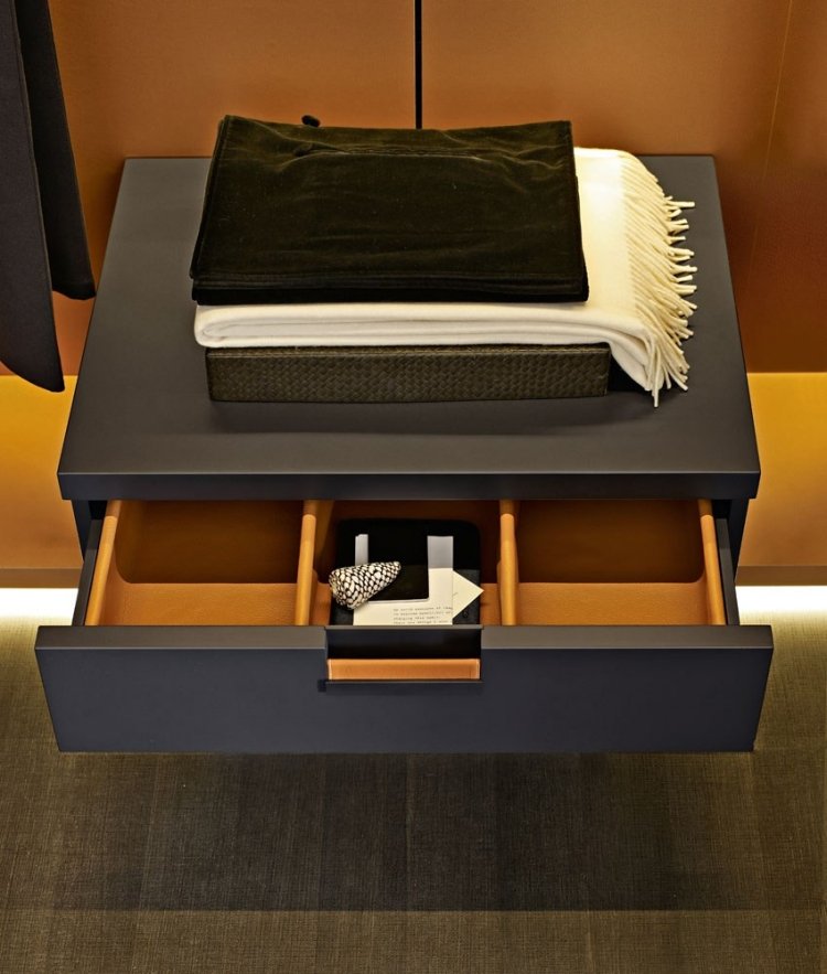 praktické skladovanie malého i veľkého príslušenstva a dielov systém šatníka-moderná-antracitová-šedá-optika-vo vnútri-koža-horčično-žltá-nepriame osvetlenie