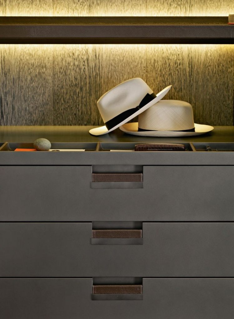 vstavané zásuvky s diskrétnymi úchytkami a úzkymi priehradkami systém šatníkových skríň-moderné-zásuvky-police-klobúky-nepriame-osvetlenie