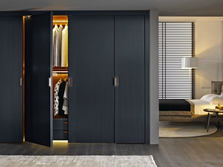 jednoduchý dizajn dvierok skrinky s minimalistickým vzhľadom a úchytkami Vchodový skriňový systém -moderný-obyčajný-antracitový-sivý-dvere skrine-nepriame-osvetlenie