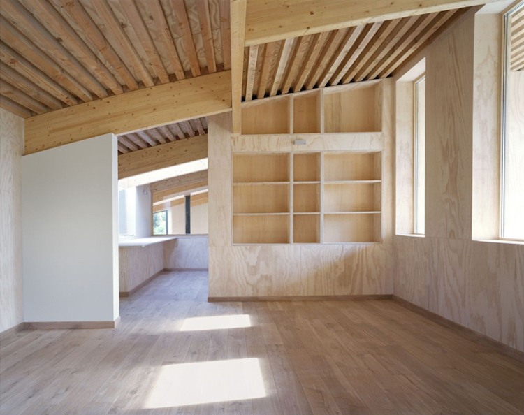 zelený fasádny dom minimalistický drevený obklad prírodný vo vnútri