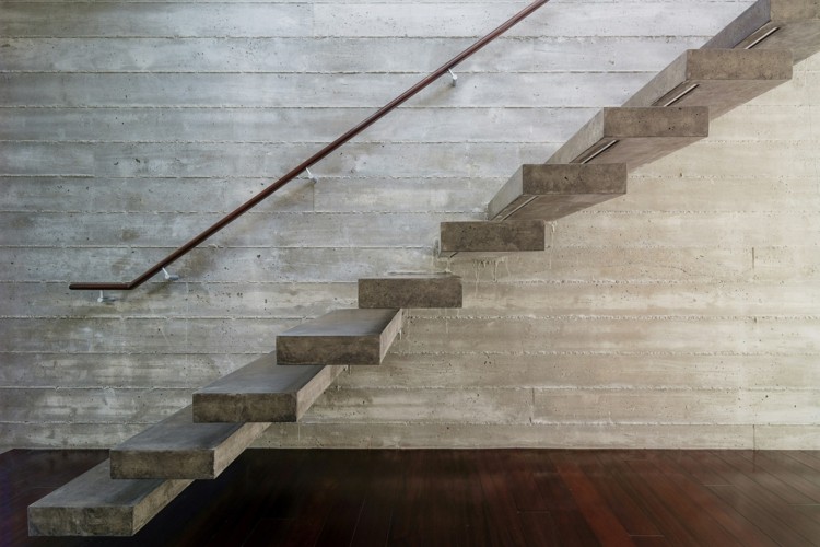 minimalistický dom mimoriadneho tvaru plávajúce schody betón