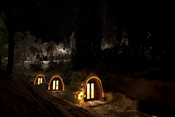 Snehová chata uprostred alpskej prírody