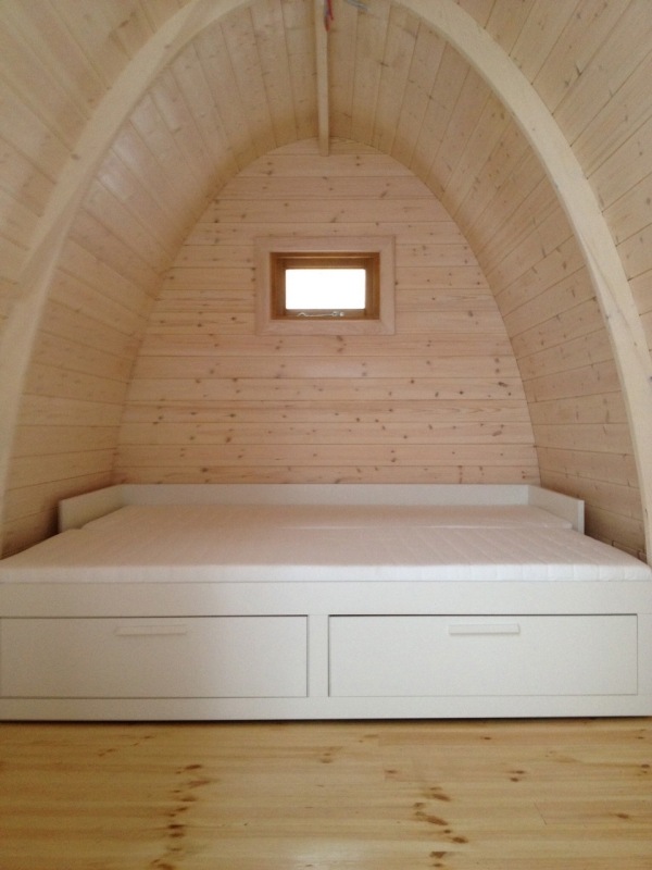 Odnímateľná posteľ z smrekového dreva, jednoduchá