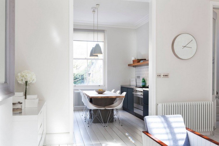 Kuchyňa s jedálenským kútom v námornom štýle námorné-bytové zariadenie-kuchyňa-jedálenský-priestor-škandinávsky