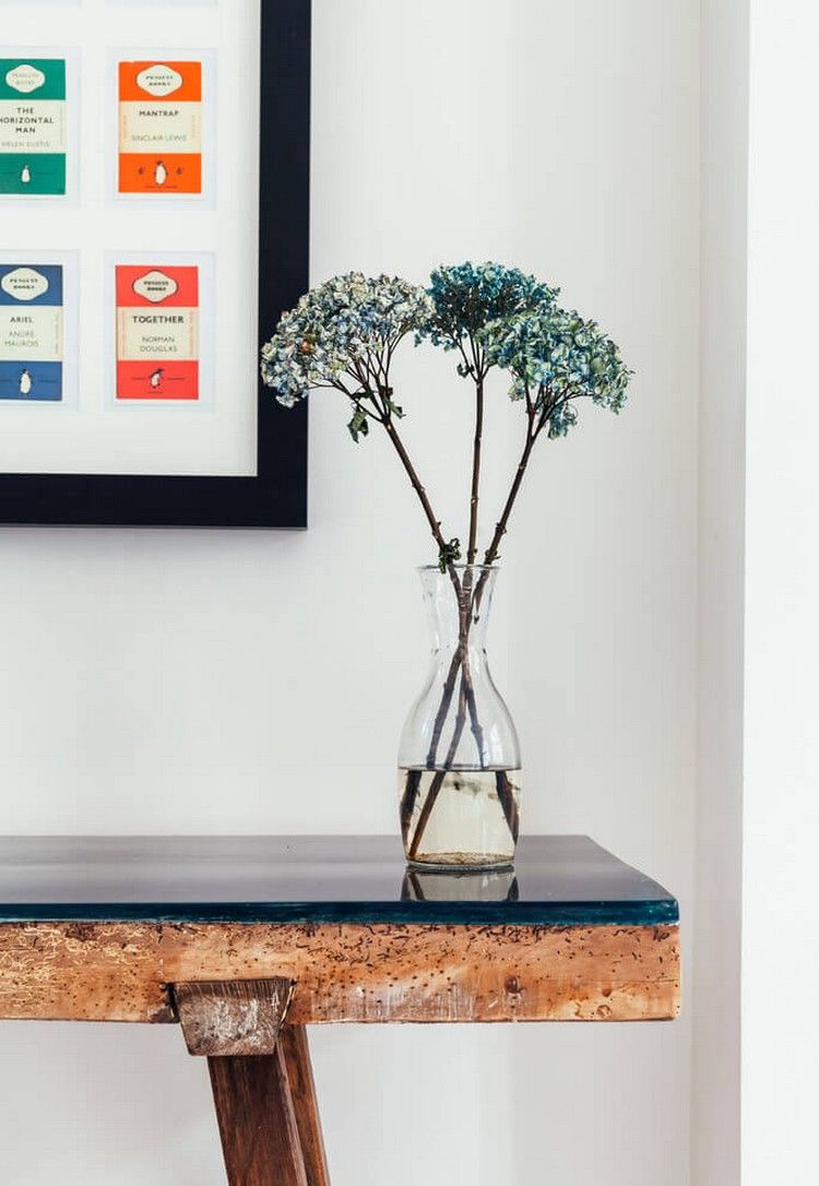 Konzolový stôl z dreva s povrchom z modrého skla námorný-domáci-nábytok-konzola-stôl-drevo-modrá-sklenený-povrch