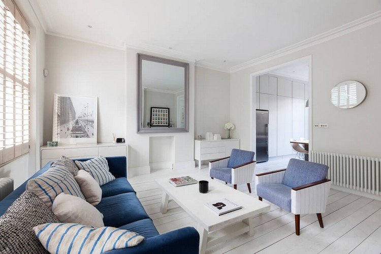 Zariadenie obývačky v bielej a modrej farbe s námorným nádychom námorné vybavenie domácnosti bielo-modrá-nábytok do obývačky