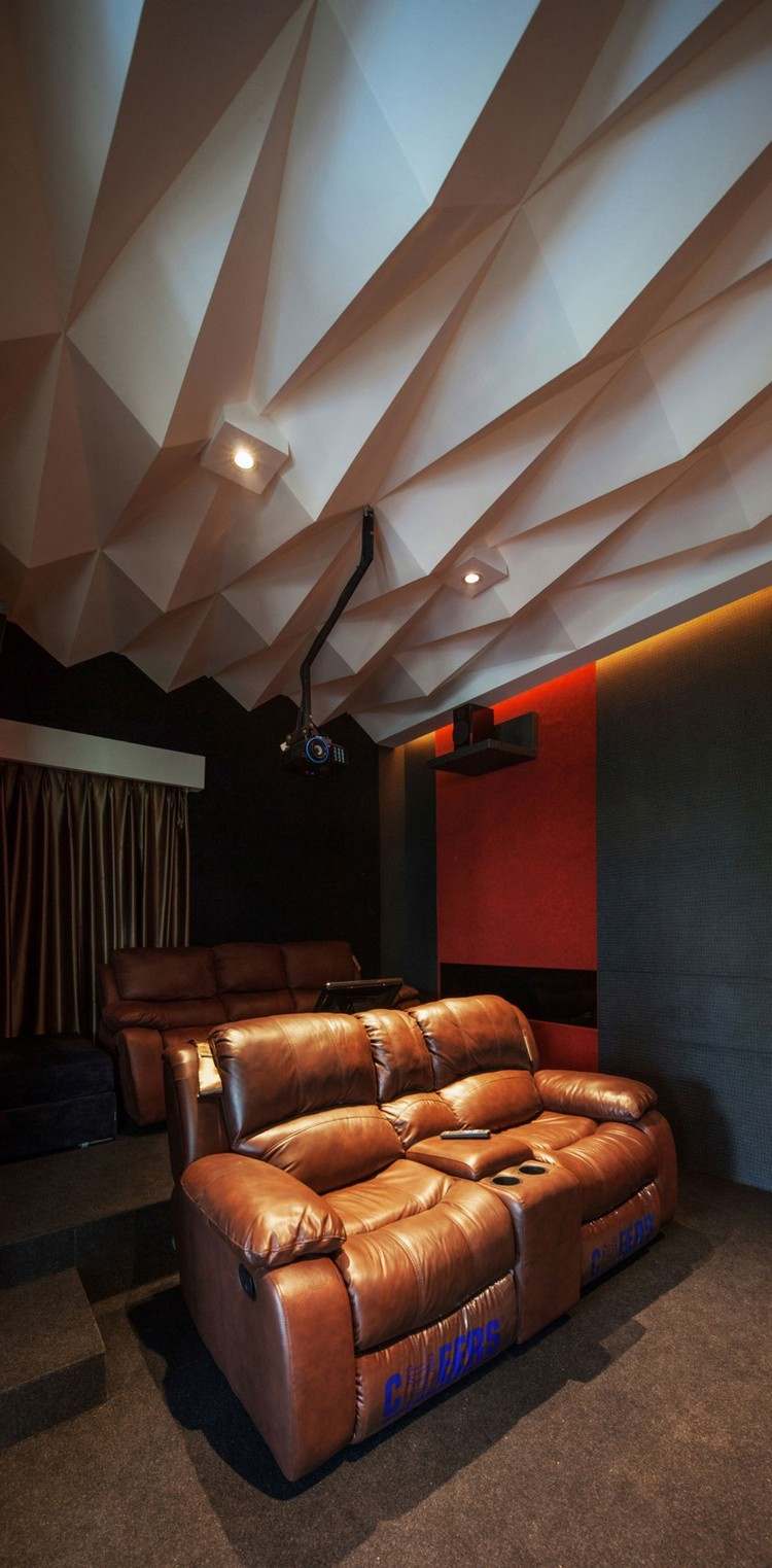 3D dizajn stropu s diamantovými motívmi v domácom kine moderné-stropné-dizajnové-príklady-domáce kino-3D-efekt-biely-diamantový vzor-zapustené-svetlá-kožené sedacie súpravy