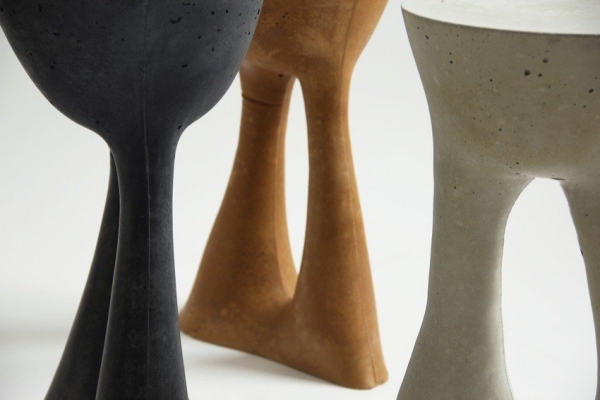 Stabilný bočný stôl odolný voči poveternostným vplyvom betón