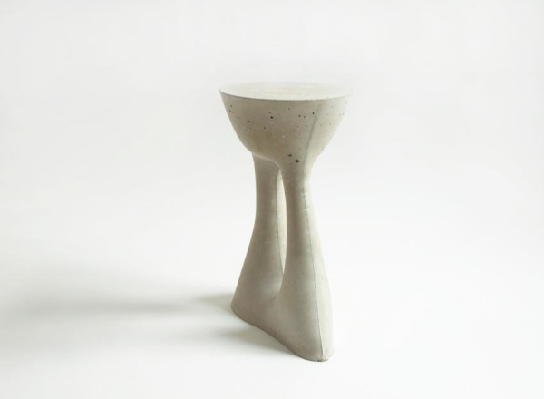 Betónový bok stolu dvojnohý moderný