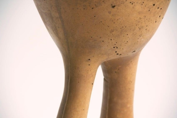 Konštrukcia bočného stolíka typická sfarbením-železobetón vystužený sklenenými vláknami