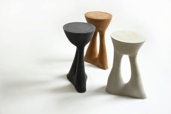 Bočné stolíky k predmetu z betónu vystuženého vláknami