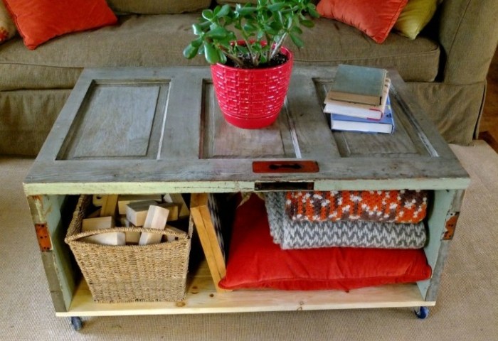 Bočný stolík pre domácich majstrov-Konferenčný stolík vyrobený zo starých dverí rozkladací stôl, dvere, drevené dvere, nábytok do obývačky