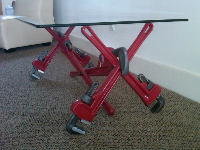 Odkladací stolík, aby ste sa vyrobili z kľúčov na rúrky konferenčný stolík koncový stolný rúrkový kľúč červená sklenená doska v priemyselnom štýle