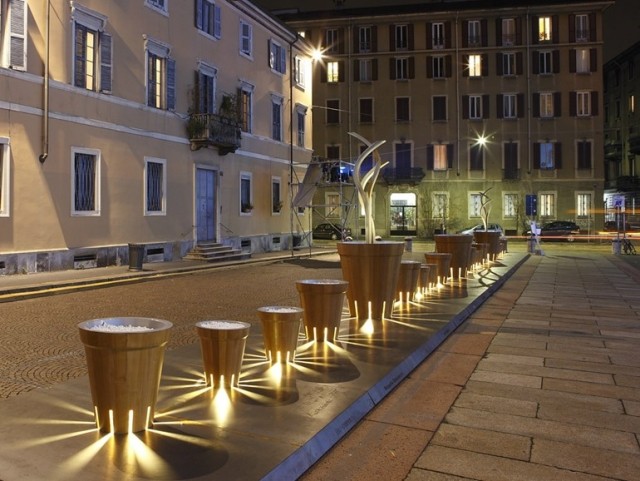 Dizajnérske kvetináče, drevená ulica na displeji