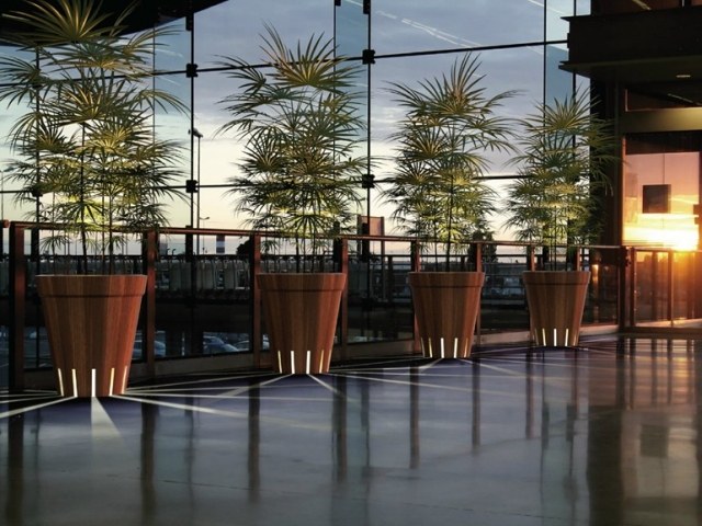 dizajnérske kvetináče vybavené osvetlením na drevo