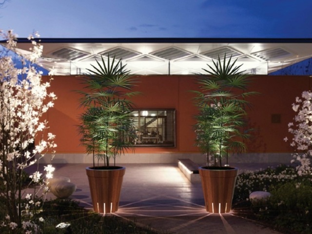 dizajnér kvetináč integrované osvetlenie drevo