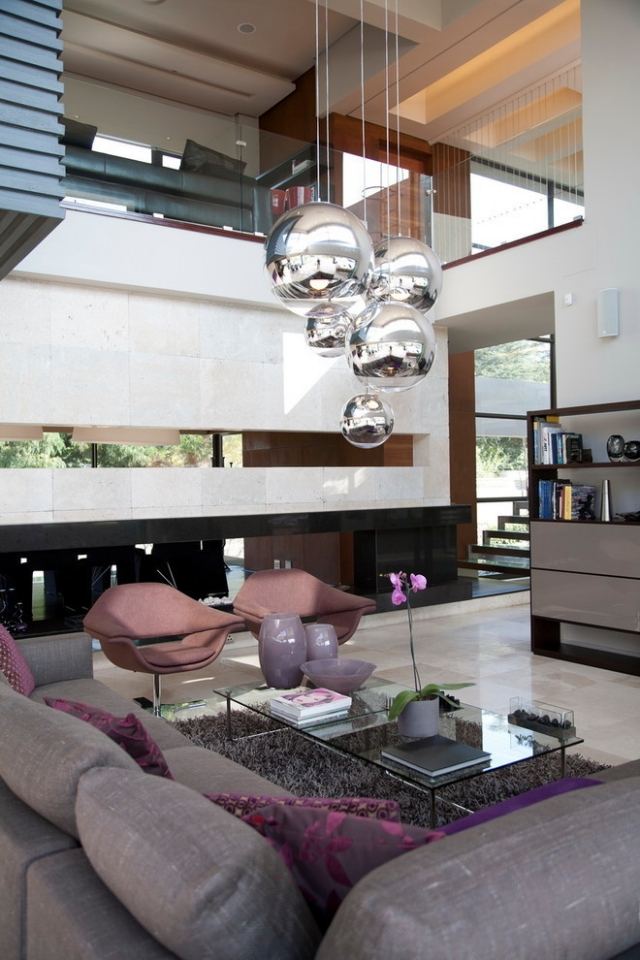 osvetlenie obývačky závesné svetlá-strieborné-gule-fialové-obývačka