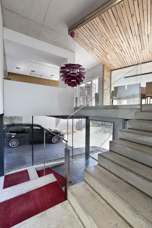 schodisko-osvetlenie-garáž-závesné-svetlo-fuchsie-farebné-koberce