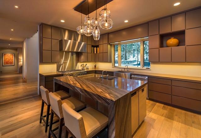 kuchyňa-ostrov-mramor-jedáleň protisférické závesné svetlá-sklo