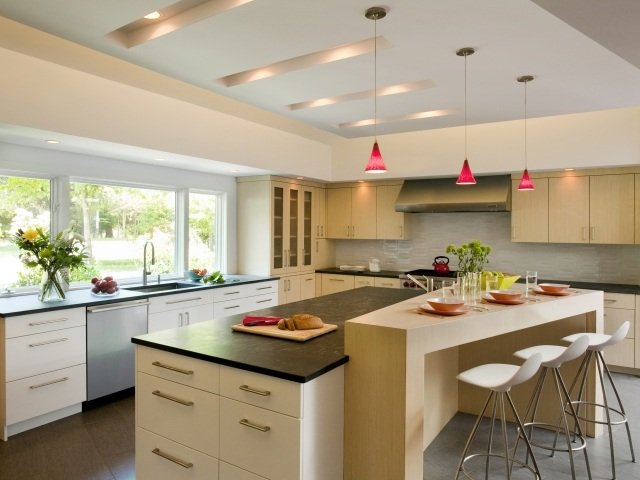 kuchyňa-ostrov-jedálenský pult-vstavané svetlá-strop-závesné svetlá-červená