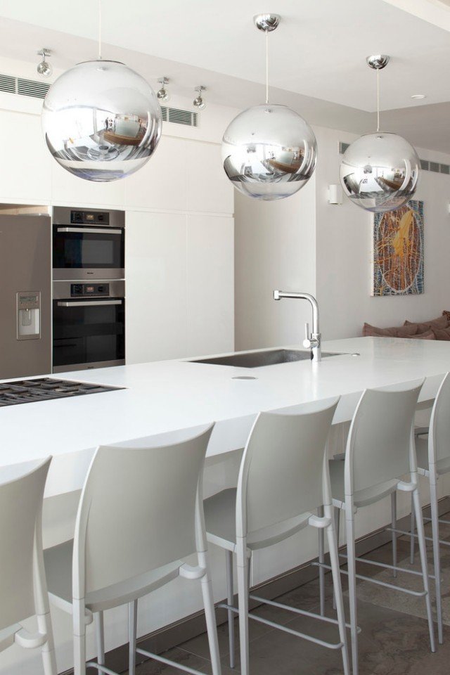 kuchyňa-jedálenský pult-ostrov-varenia-ostrov-biela-strieborná-guličkové-závesné svetlá