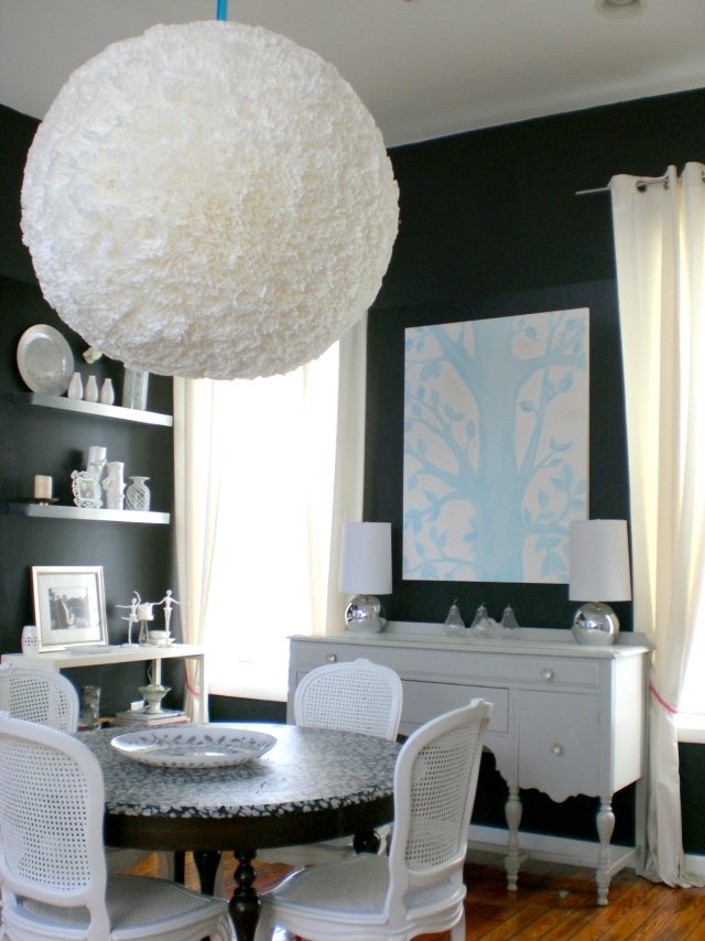 jedáleň-závesná lampa-veľká-guľa-biela-bábovka-vzhľad