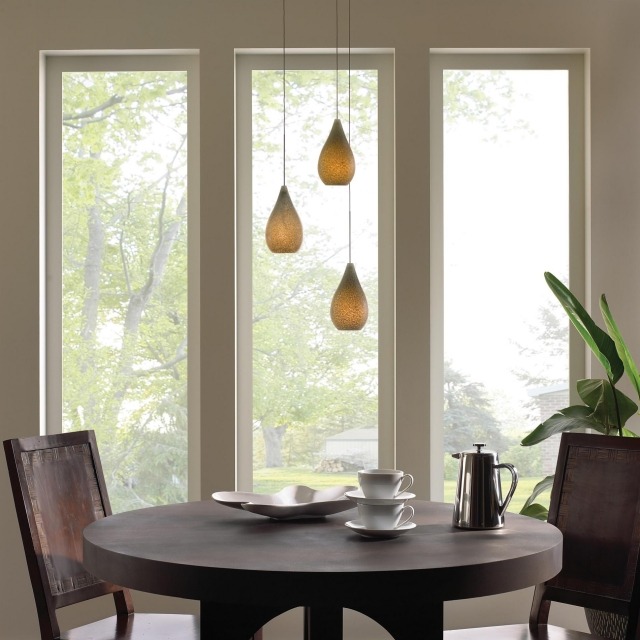 jedáleň-drevený-nábytok-závesné-svetlá-kvapkový tvar