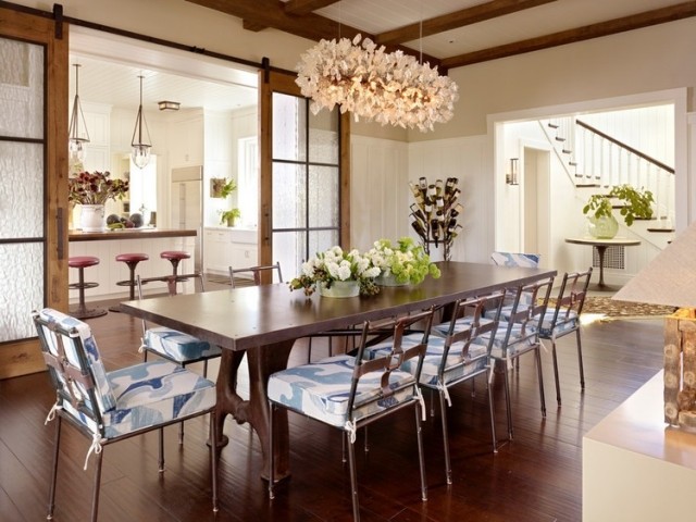 jedáleň-strop-svetlo-kryštál-optika-kovové-stoličky