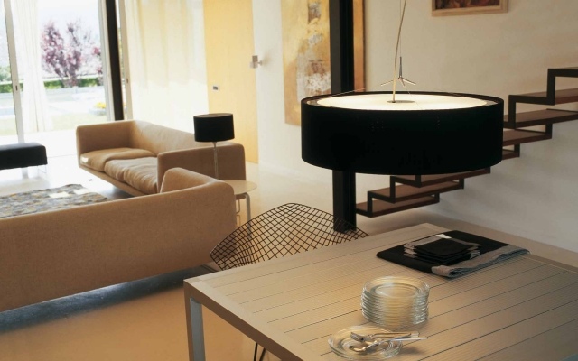 jedálenský kút-obývačka-osvetlenie-stropná-lampa-stolná-lampa-čierne-tienidlá