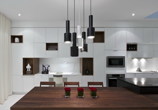 jedálenský kút-osvetlenie-skupina-čierna-biela-závesné svetlá-biela-kuchyňa-obývačka