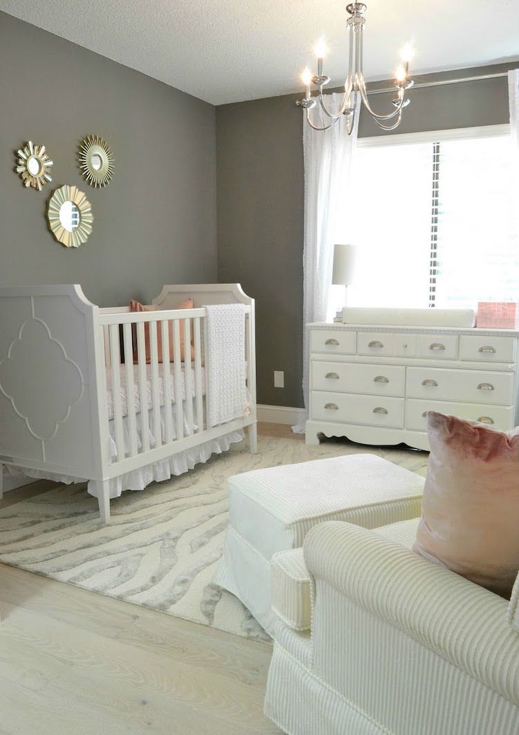 Osvetlenie do detskej izby-biela-tradičný-prebaľovací pult-lampa-biela-biela