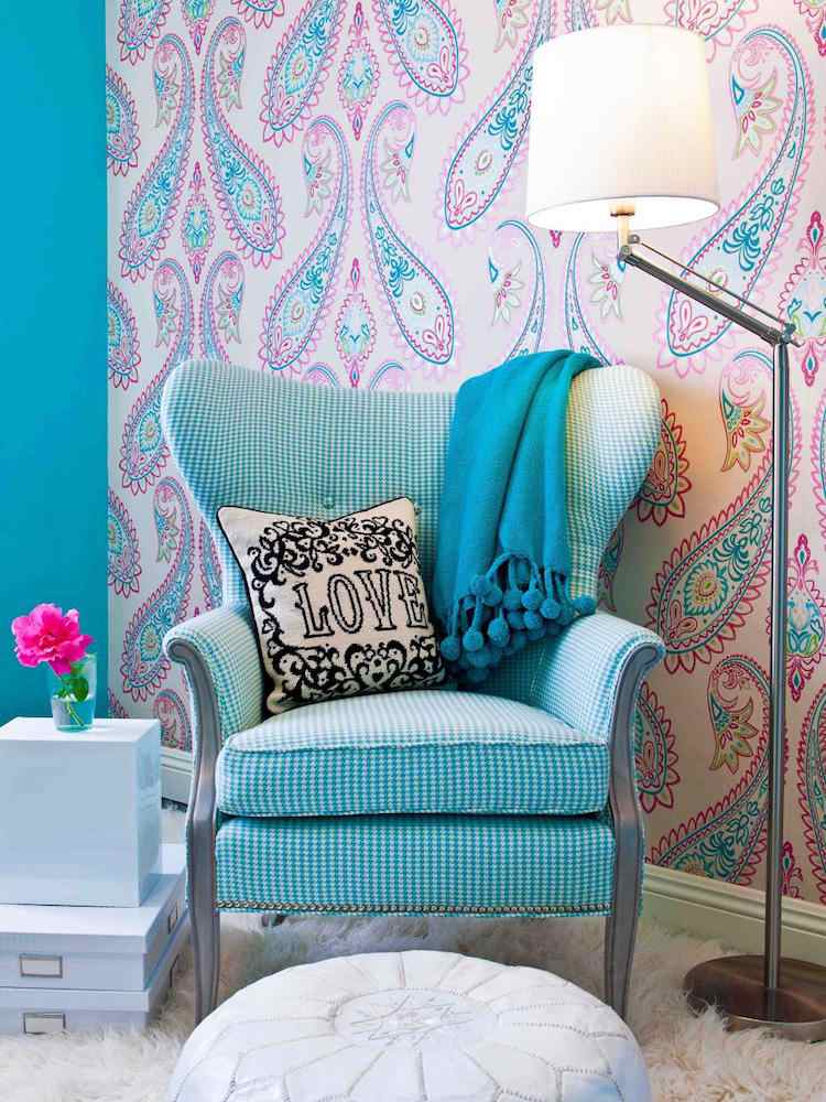 osvetlenie-detská izba-stojacia lampa-detská izba-kreslo-dekorácia-tapeta