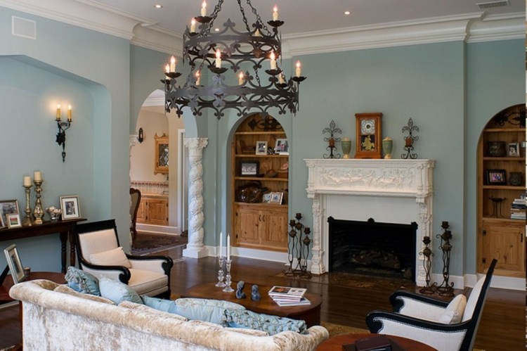 obývacia izba vinobranie osvetlenie luster sviečky krb svetlo modrá