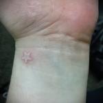 tatouage blanc sur son poignet - une photo avec un mode de réalisation du motif fini de 29032016 1