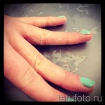 weiß Tätowierung auf ihrem Finger - Bild mit einer Ausführungsform des fertigen Muster 29032016 1