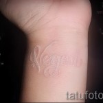 Weiß Tätowierung auf ihrem Handgelenk - ein Foto mit einer Ausführungsform des fertigen Muster 29032016 1