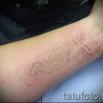 weiß Tätowierung auf seinem Arm - ein Foto mit einer Ausführungsform des fertigen Muster 29032016 1